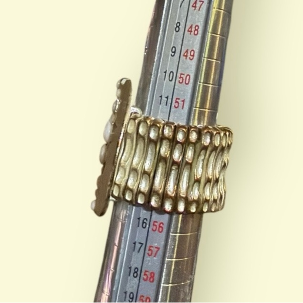 Contemporary Disc Shaped Silver Tone Stretch Ring- Center Dot Pattern- Size 7+ - Picture 7 of 10